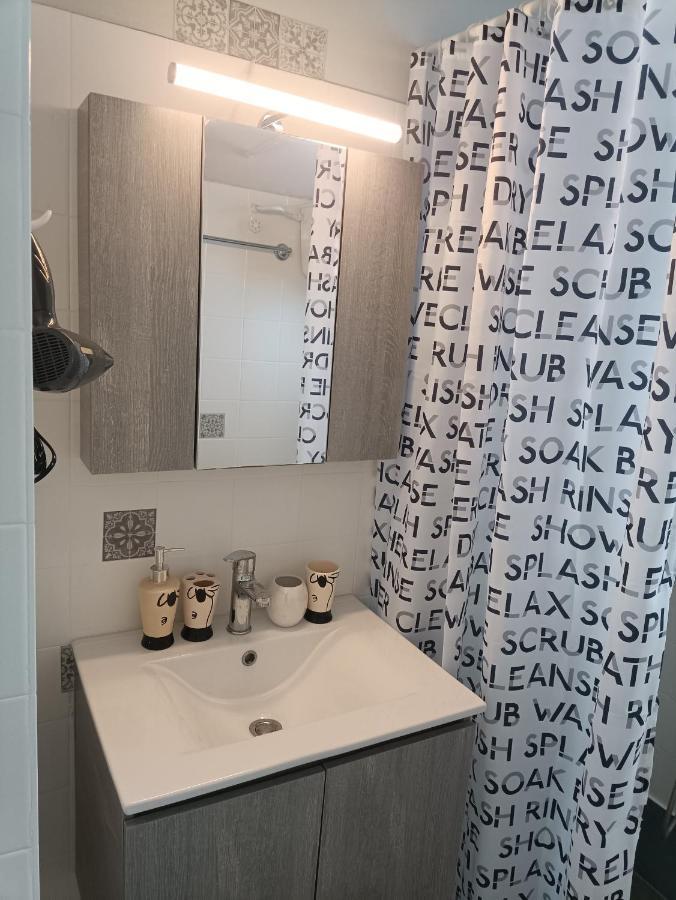 Meltemi Apartments Agia Marina  Ngoại thất bức ảnh